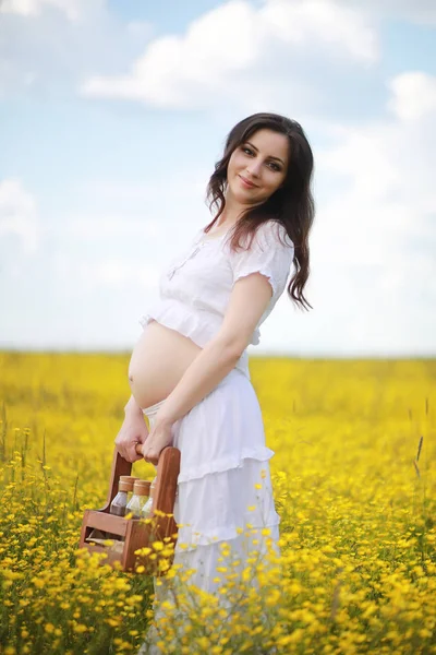 Donna Incinta Vestito Campo Fiori — Foto Stock