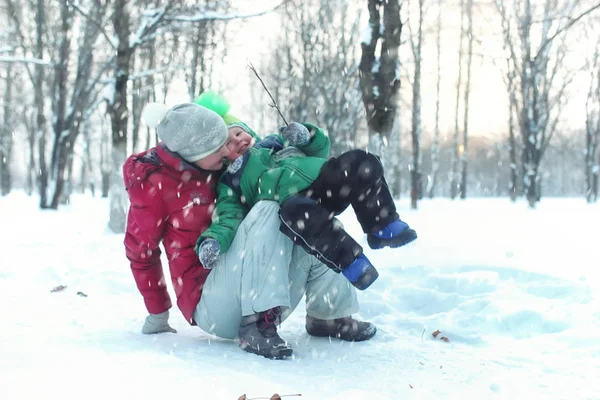 Młoda rodzina w parku zimowym — Zdjęcie stockowe