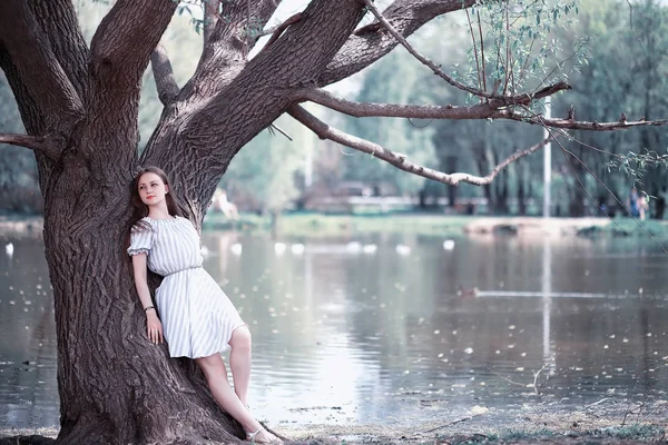 Ein Mädchen in einem frühlingshaften grünen Park — Stockfoto