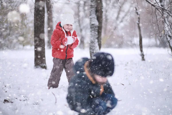 I bambini camminano nel parco prima neve — Foto Stock