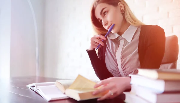 Jonge mooie blonde meisje student — Stockfoto