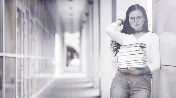 Joven estudiante en la calle —  Fotos de Stock