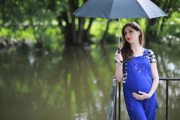 Giovane ragazza in un parco verde — Foto Stock