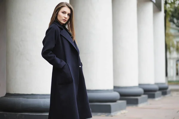 Красивая девушка в пальто в деловом центре города — стоковое фото