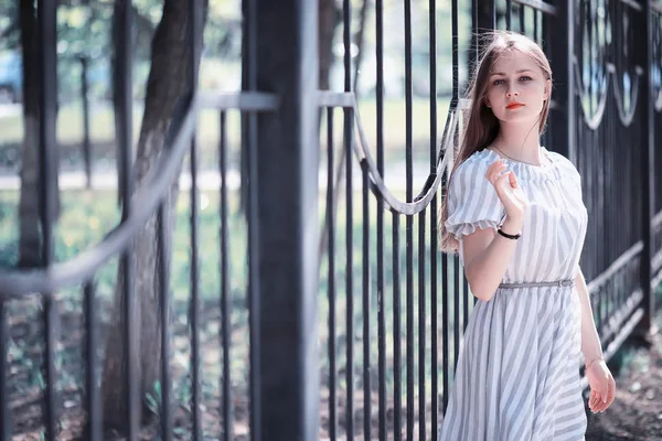 Une fille dans un parc vert printanier — Photo