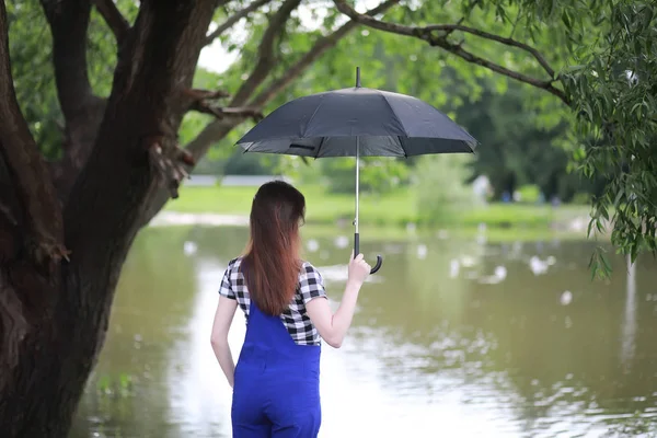 Giovane ragazza in un parco verde — Foto Stock