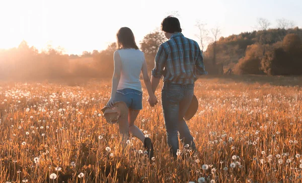 Uomo e una ragazza camminano in autunno — Foto Stock