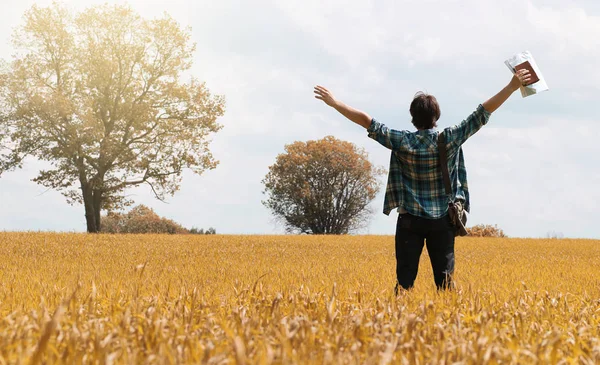 Een Jongeman Kijkt Naar Een Kaart Herfst Seizoen — Stockfoto