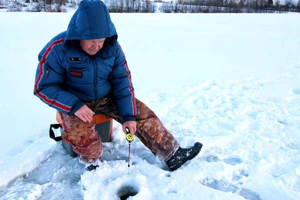 Pescador Invierno en el lago — Foto de Stock