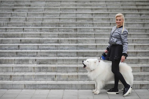 Любимая девушка на прогулке с красивой собакой — стоковое фото