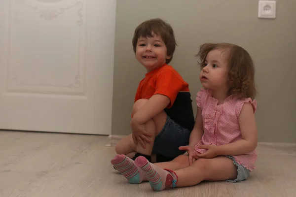 Young kid playing on a floor in a room — Stock Photo, Image