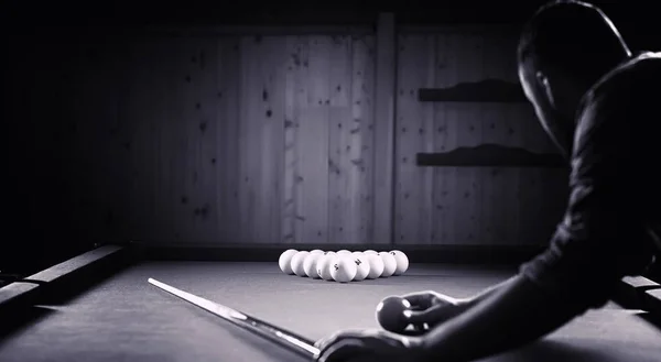 Bir sakallı bir adam büyük bir bilardo oynuyor. 12 metrelik havuz partisi — Stok fotoğraf