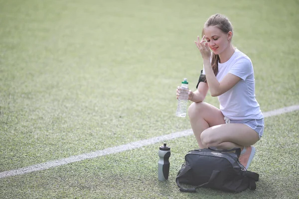 Chica y deporte estilo de vida haciendo ejercicios —  Fotos de Stock