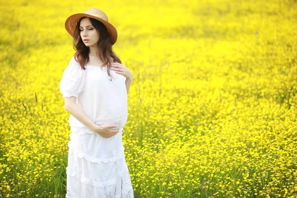 Schwangere Einem Kleid Einem Blumenfeld — Stockfoto
