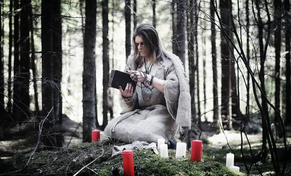 Magicien de fées. Un sorcier avec une sphère de verre, un sort magique — Photo