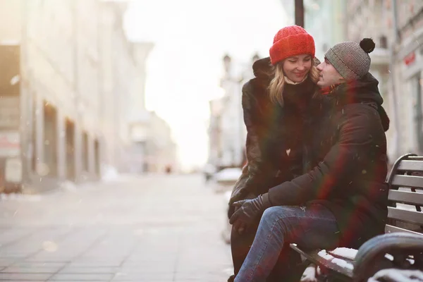 Pareja joven caminando durante el invierno — Foto de Stock