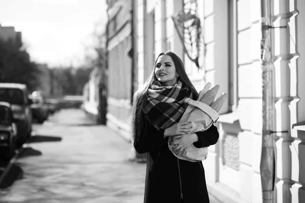 Black and white photo of a young girl on a walk — Stock Photo, Image