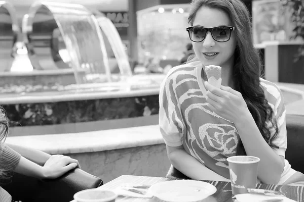 Chicas de compras foto en blanco y negro — Foto de Stock