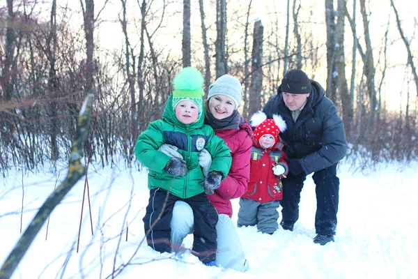 Jonge familie met kinderen in de winter — Stockfoto