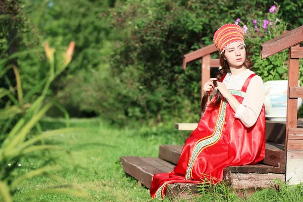 Slav kobieta w sukience tradycyjne — Zdjęcie stockowe