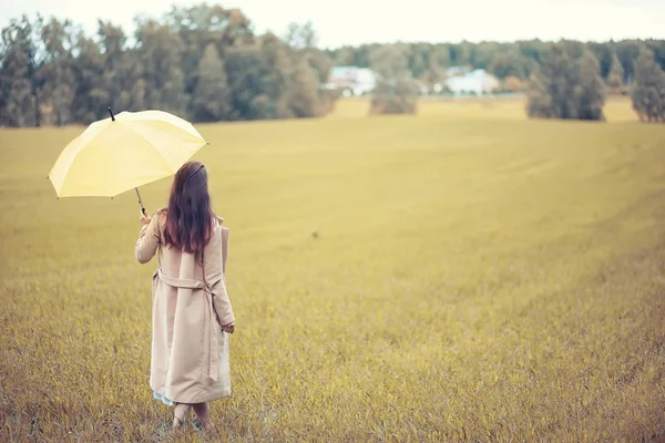 Ragazza nel parco autunnale — Foto Stock