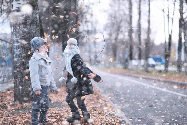 Çocuklar parkta ilk kar yürümek — Stok fotoğraf