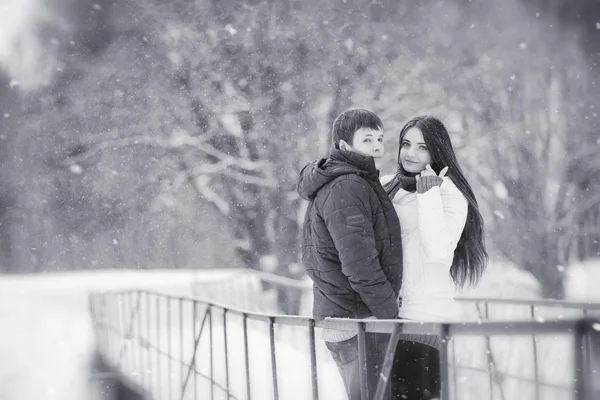 Milující pár na zimní procházku. Muž a žena na den v — Stock fotografie