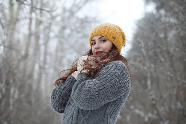 Gadis cantik di taman musim dingin yang indah — Stok Foto