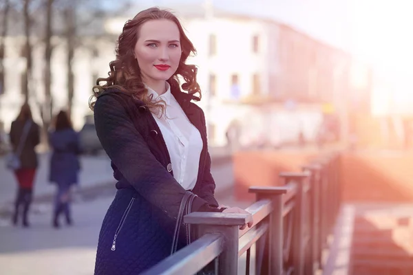 Geschäftsfrau Frühling Auf Einem Spaziergang Mantel Freien — Stockfoto