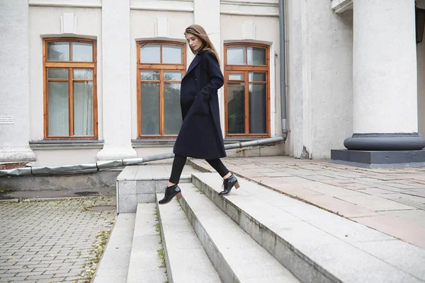 Belle fille dans un manteau dans les affaires du centre-ville — Photo