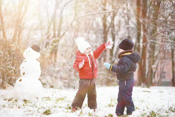 Crianças no parque de inverno jogar — Fotografia de Stock