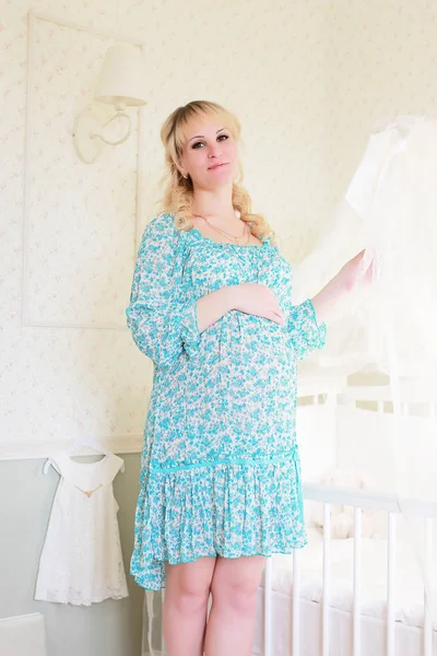 Vacker flicka gravid blond — Stockfoto