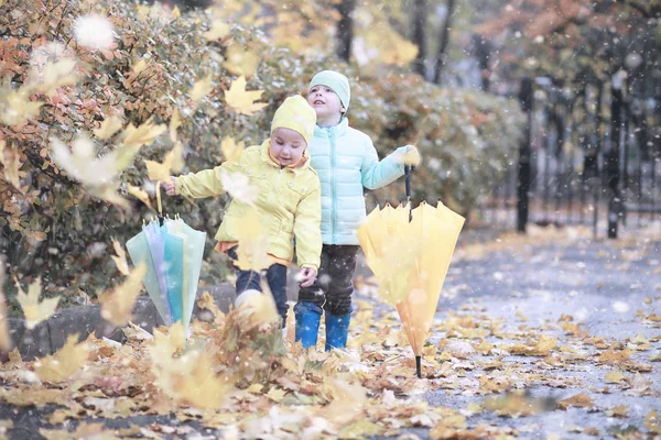 Gyerekek séta a parkban első hó — Stock Fotó