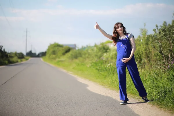 Schwangere Auf Der Straße Stoppt Auto — Stockfoto