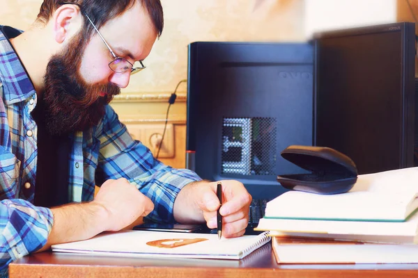 Männliche Arbeit Computer Stift schreiben — Stockfoto