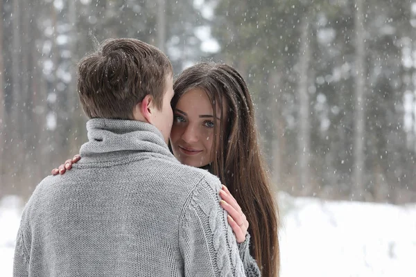 Paire d'amoureux sur une date après-midi d'hiver dans un blizzard de neige — Photo