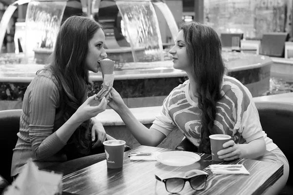 Ragazze shopping in bianco e nero foto — Foto Stock