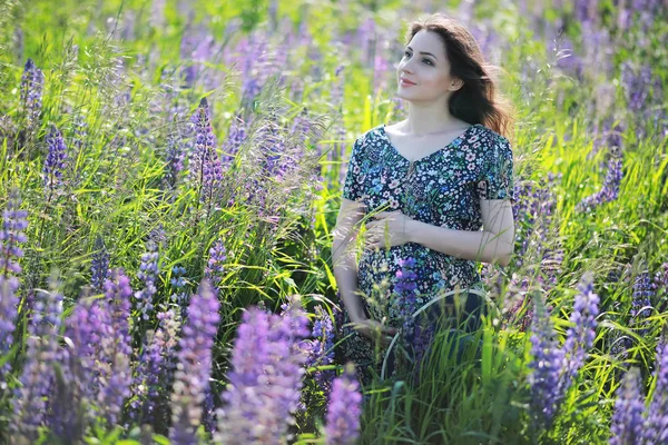 Ragazza incinta in un campo con lupini — Foto Stock