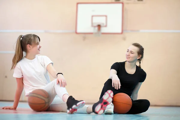 Девушка в спортзале играет в баскетбол — стоковое фото