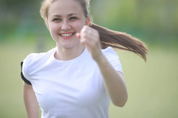 Ragazza e stile di vita sportivo facendo esercizi — Foto Stock