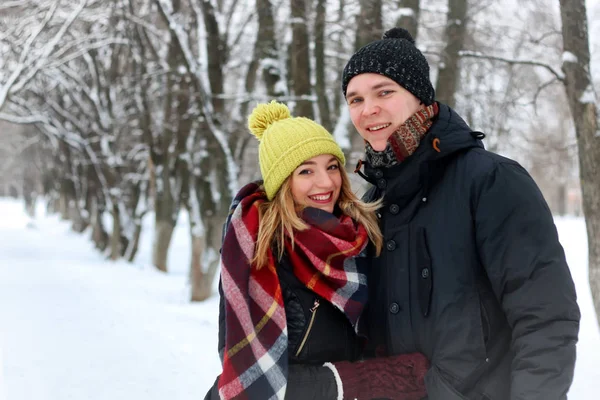 Unga Älskare Snöig Vinterpark — Stockfoto