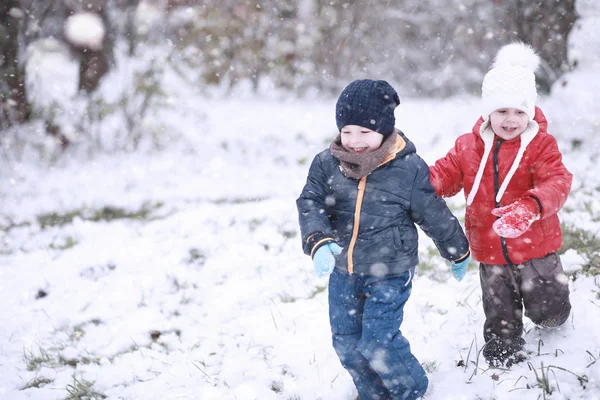 Copiii merg în parc prima zăpadă — Fotografie, imagine de stoc