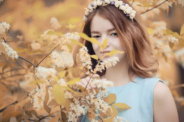 Giovane Ragazza Una Passeggiata Autunno Par — Foto Stock