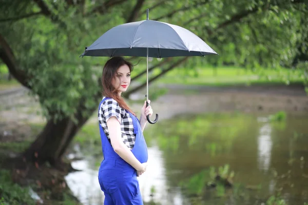 Giovane ragazza in un parco verde — Foto Stock