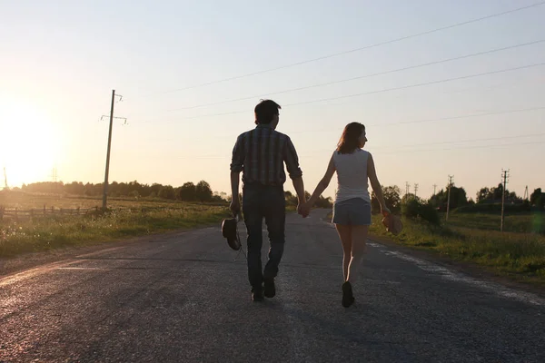 可爱的情侣在乡间漫步 — 图库照片