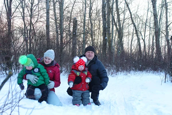 Giovane famiglia con bambini in inverno — Foto Stock