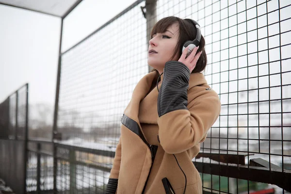 Mädchen mit Kopfhörer hört Musik im Freien — Stockfoto