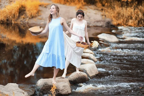 Meninas em vestidos no outono no rio — Fotografia de Stock