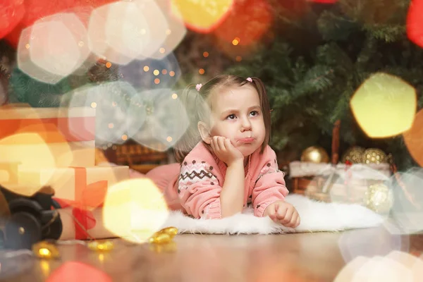 Little girl in new year's Christmas atmosphere. The girl is happ — Stock Photo, Image