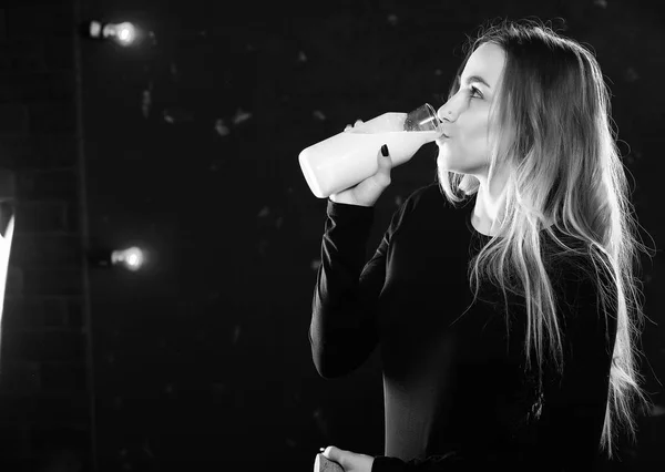 Молодая девушка пьет молоко из бутылки — стоковое фото